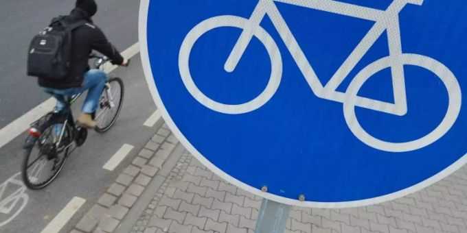 Was bedeutet ein Aufgemaltes Fahrrad auf der Straße?